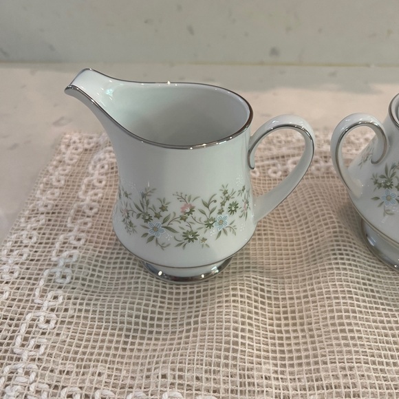Noritake lidded sugar bowl and creamer. Patten is 2031 Savannah - Picture 13 of 15